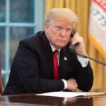 Donald Trump hablando por teléfono