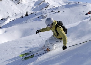 Un esquiador desciende por una montaña nevada