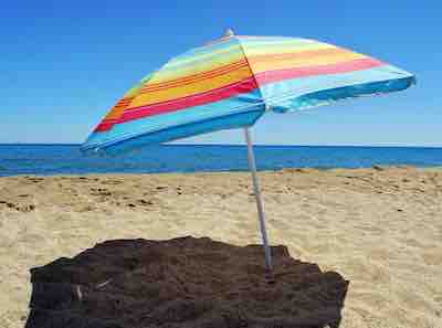 Sombrilla de colores en la playa en un día soleado