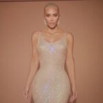 Kim Kardashian llevando el vestido