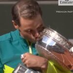 Nadal besa la copa de Roland Garros