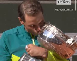 Nadal besa la copa de Roland Garros