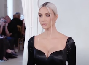 Kim Kardashian desfilando para Balenciaga