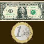 Un billete de un dólar y una moneda de un euro