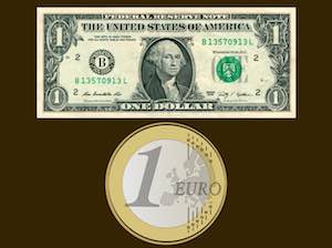 Un billete de un dólar y una moneda de un euro