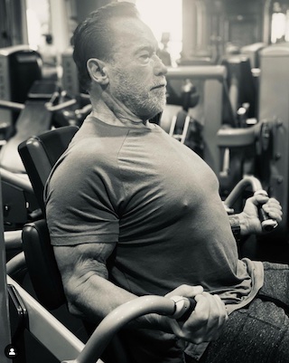 Arnold entrenando en el gimnasio