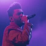 The Weeknd cantando en un concierto