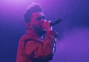 The Weeknd cantando en un concierto