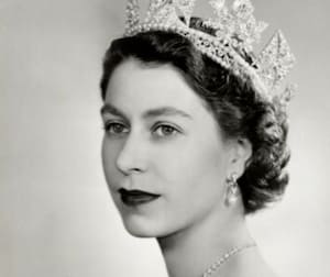 Isabel II llevando su corona en 1952